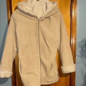 Vintage Cream Hooded Puffer Jacket with Soft Fabric and Full-Length Zipper